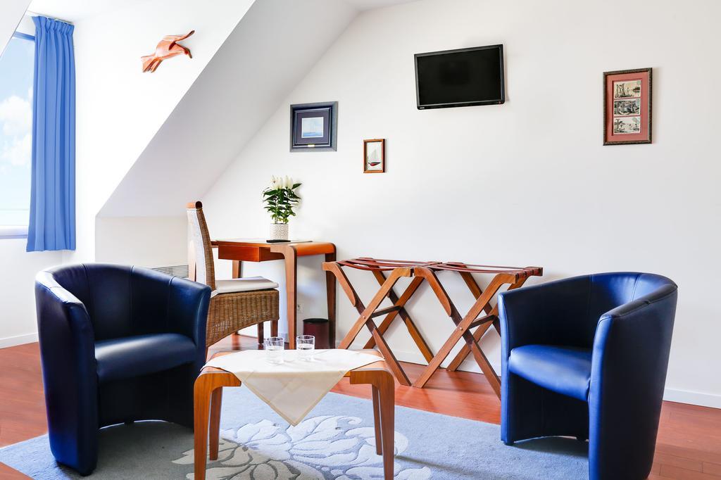 Hotel Le Chevalier Gambette Saint-Armel Bagian luar foto